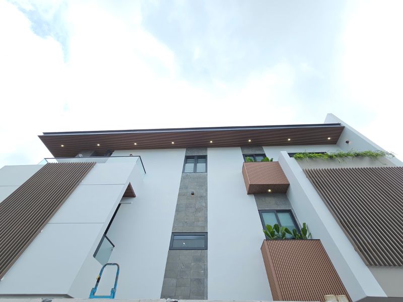 Hộ thống đèn khung vực hiên nhà được lên lịch hẹn giờ bật tắt tự động