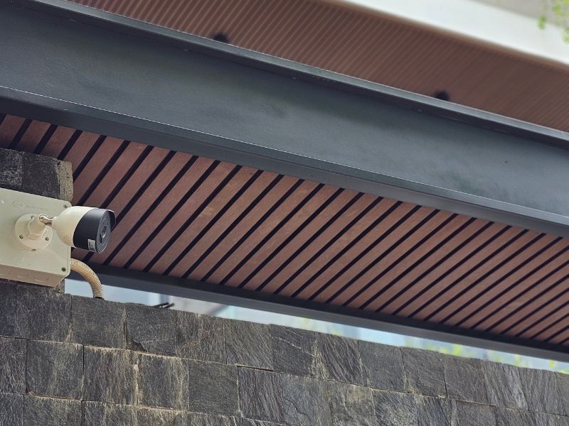 Hệ thống camera giám sát trong nhà và ngoài trời cũng được triển khai đồng bộ
