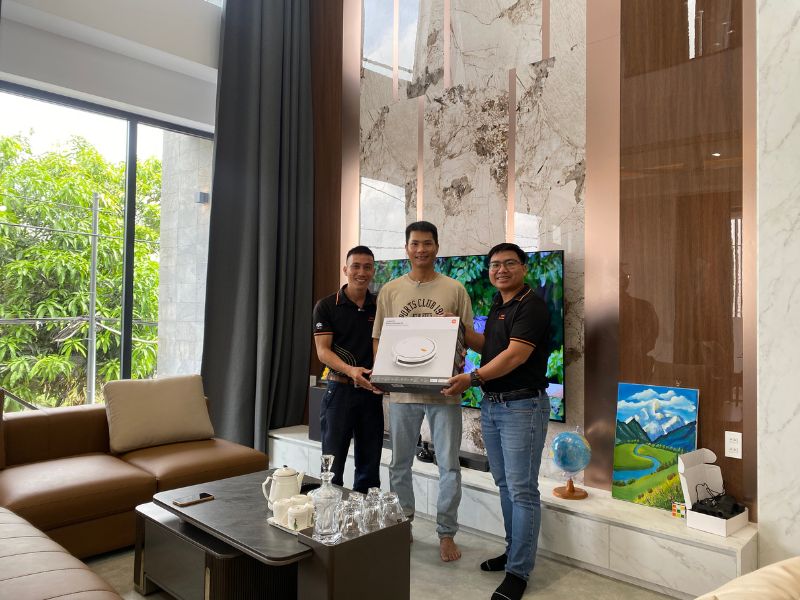 FPT Smarthome gửi tặng anh Tuyên robot hút bụi thông minh