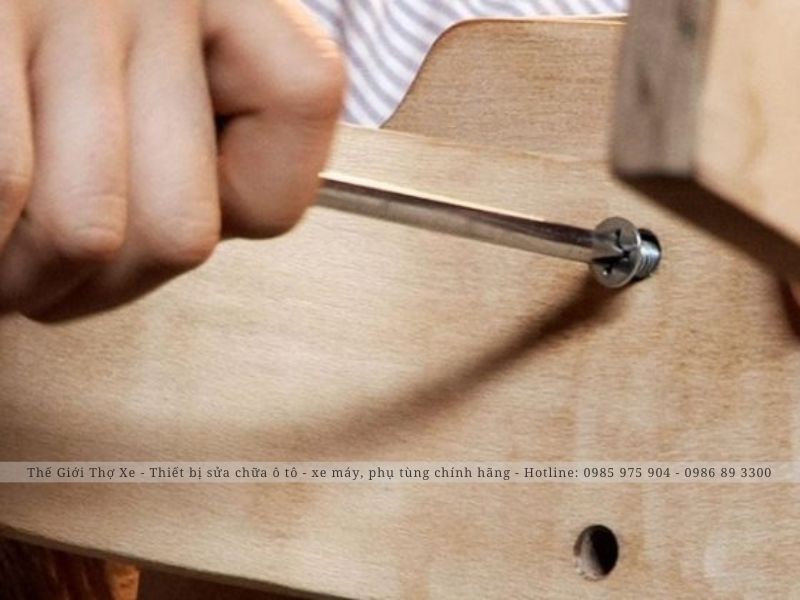 Sử dụng lực tay để vặn ốc vít 