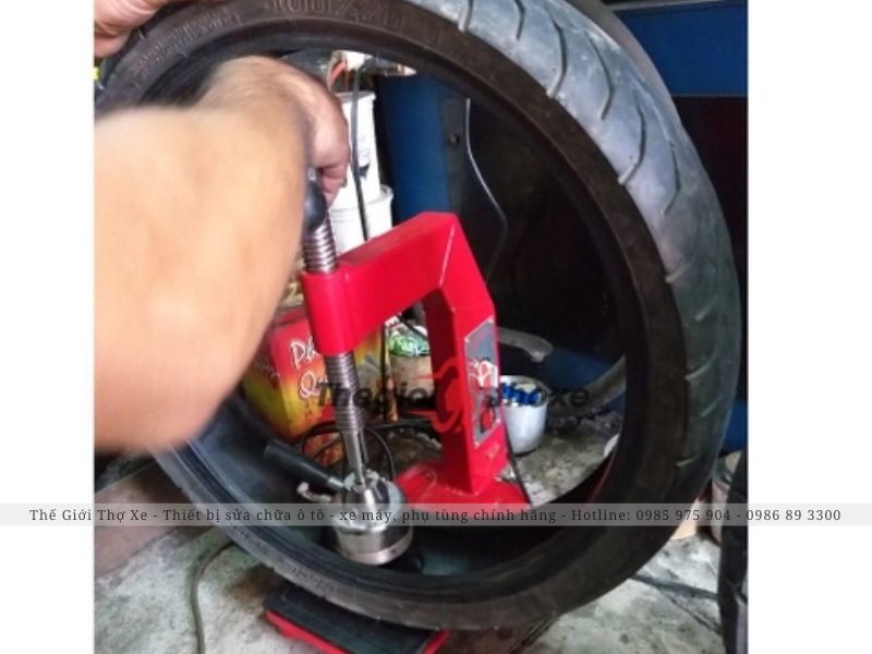 Vá chín lốp không săm xe máy