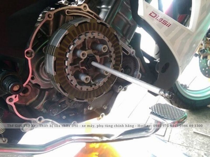 Xe máy âm côn phát ra tiếng kêu khó chịu 
