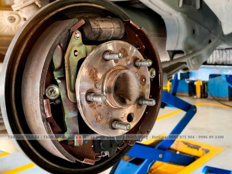 Phanh tang trống còn có tên gọi khác là phanh cơ hay bố thắng đùm 