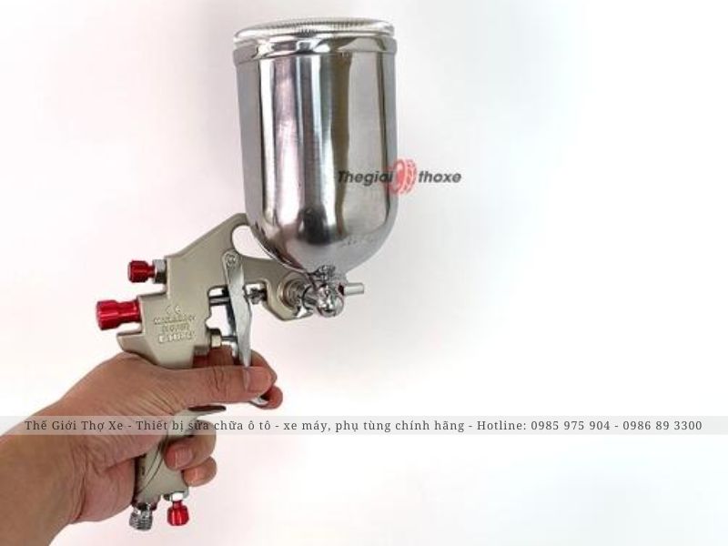 Thao tác điều chỉnh súng phun sơn xe máy 