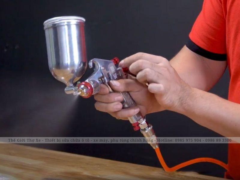 Vệ sinh sạch sẽ súng phun sơn sau khi sử dụng 