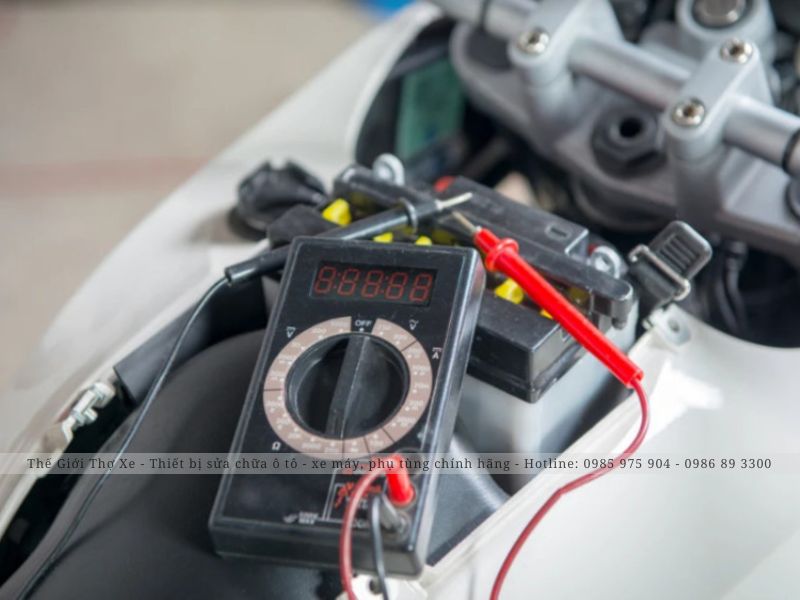 Kiểm tra acquy khô bằng volt kế 