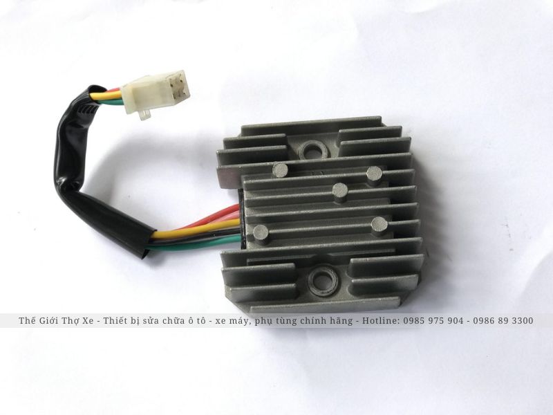 Cục sạc xe máy nằm bên trong bình ắc quy, có chức năng sạc điện cho bình