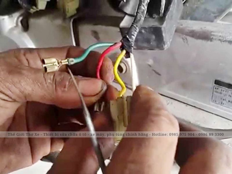 Thao tác kiểm tra và đo thông số cục sạc xe máy 