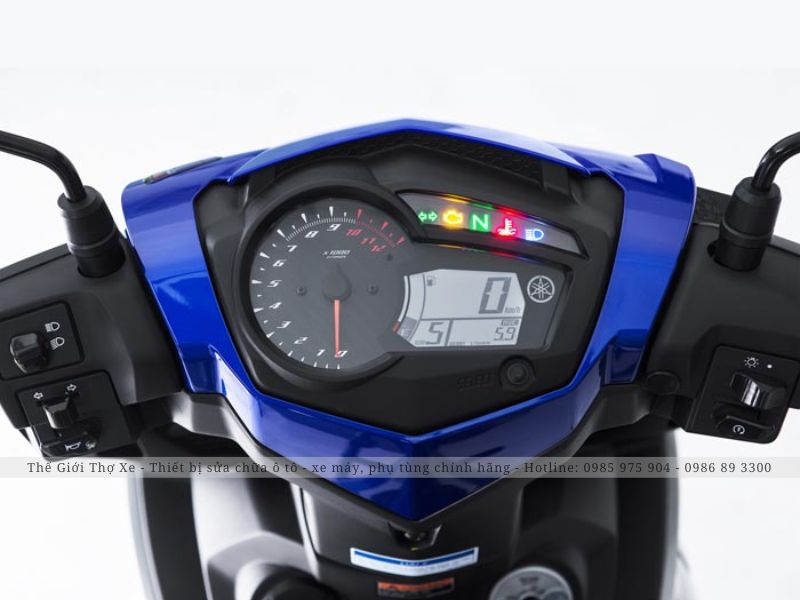 Đồng hồ xe máy được đặt trên bảng điều khiển trước của xe 