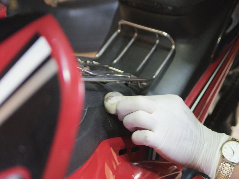 Thao tác phục hồi nhựa nhám xe máy 