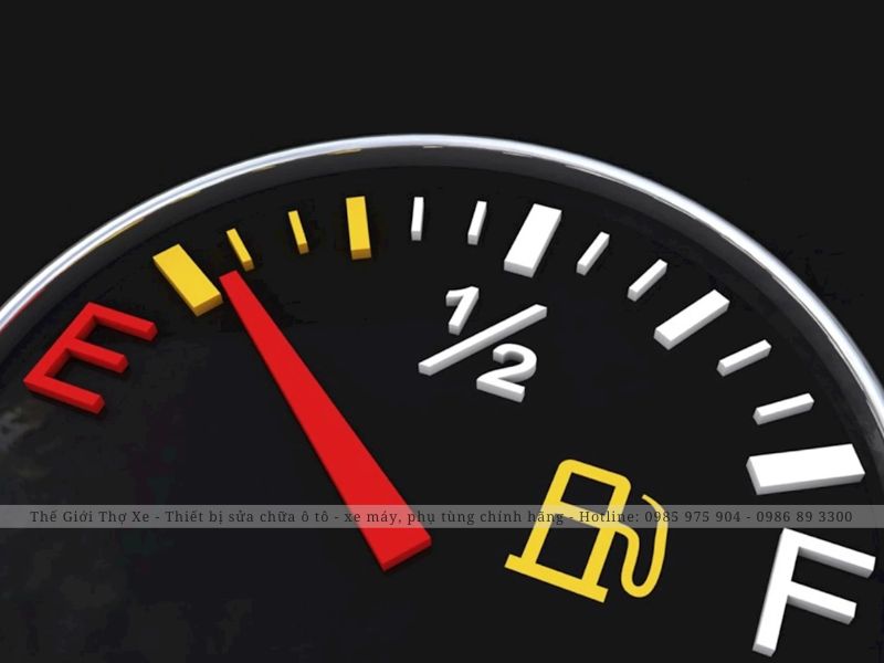 Đồng hồ báo xăng là công cụ đo lường lượng xăng trong bình 