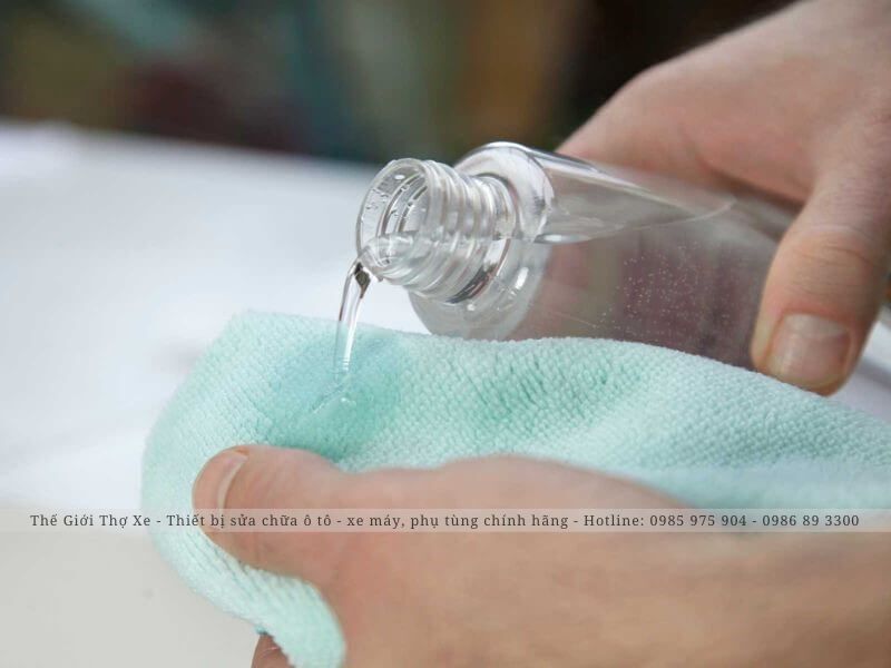 Dầu gió hoặc dầu tràm cho hiệu quả cao khi tẩy vết bút xóa trên yên xe máy 