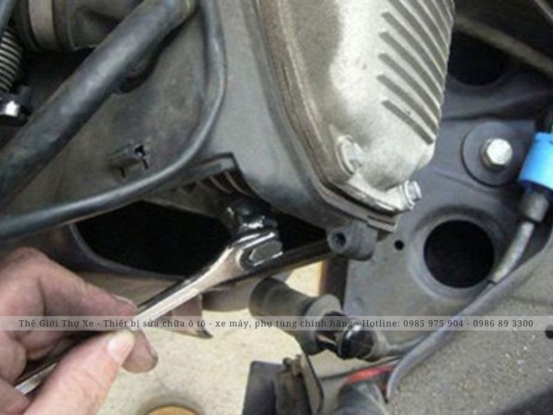 Vị trí đặt bugi trên xe số 