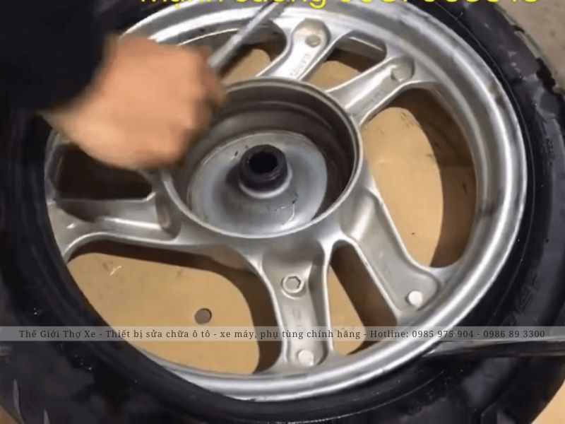 Thao tác thay vỏ xe không ruột 