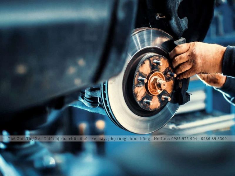 Xả E dầu phanh ô tô để loại bỏ các tạp chất như hơi nước, bụi bẩn để xe vận hành an toàn 