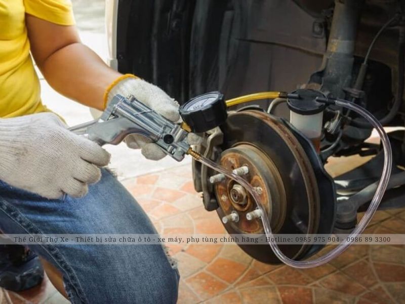Thao tác xả E dầu phanh ô tô 