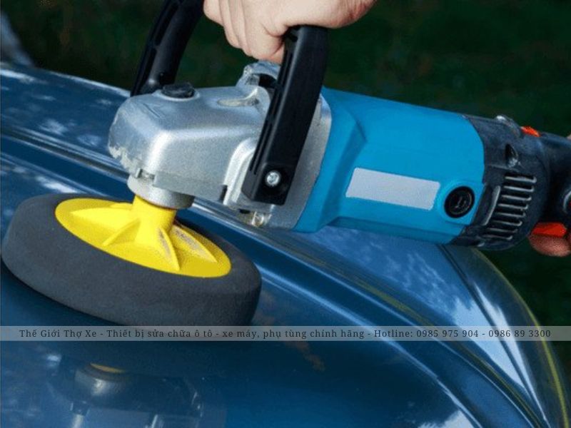 Thao tác đánh bóng nhựa ô tô 