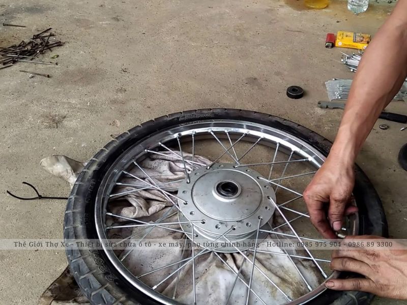 Xe máy bị gãy căm sẽ bị chao đảo, khó điều khiển 