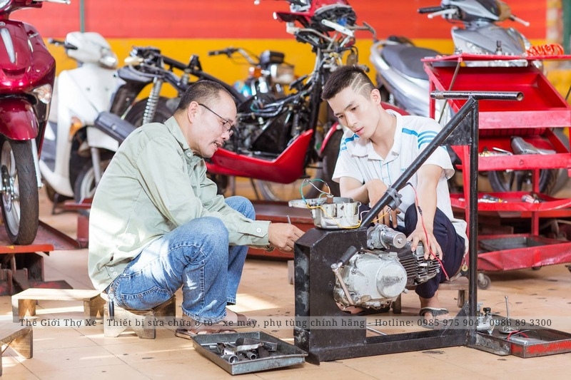 Bạn có thể học nghề sửa xe máy tại các trung tâm hoặc cửa hàng sửa chữa xe 