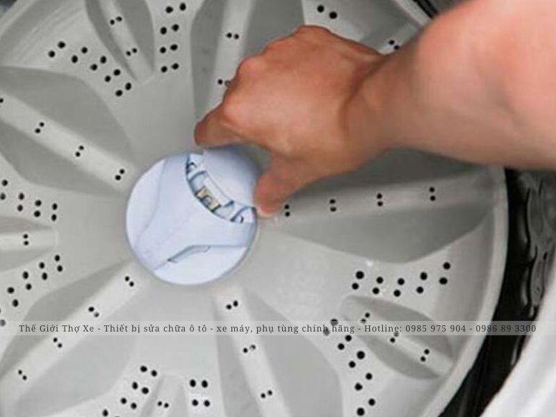 Thao tác tháo ốc mâm máy giặt đúng kỹ thuật, đảm bảo an toàn 