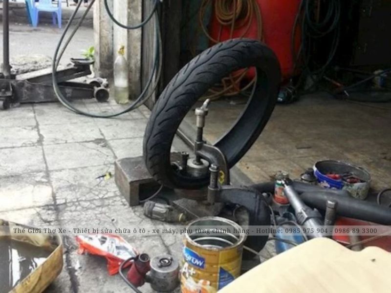 Tháo lốp xe máy theo phương pháp truyền thống 