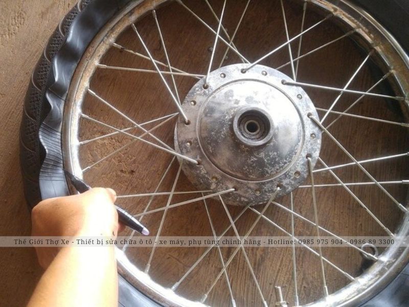 Vào lốp xe máy theo phương pháp truyền thống