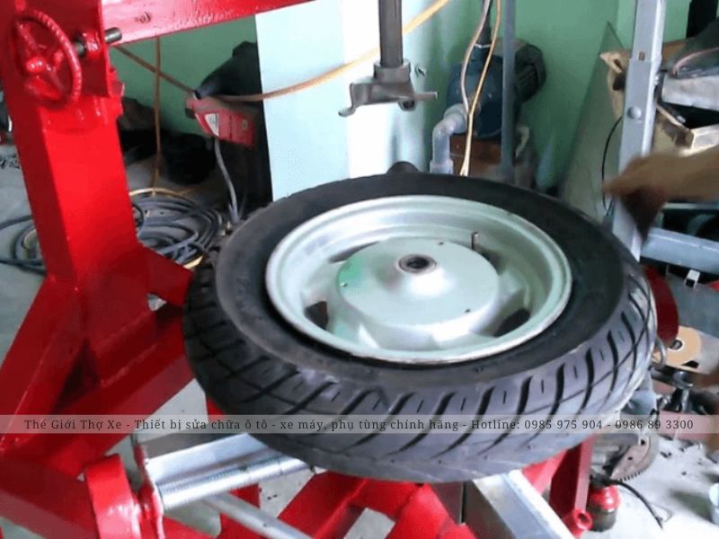 Tháo lốp xe máy với máy làm lốp xe 