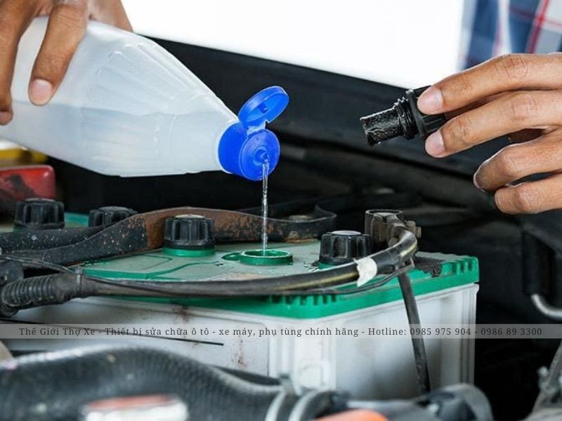Châm nước cất cho bình ắc quy xe máy 