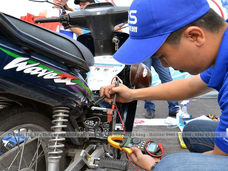 Nạp điện cho bình ắc quy xe máy 