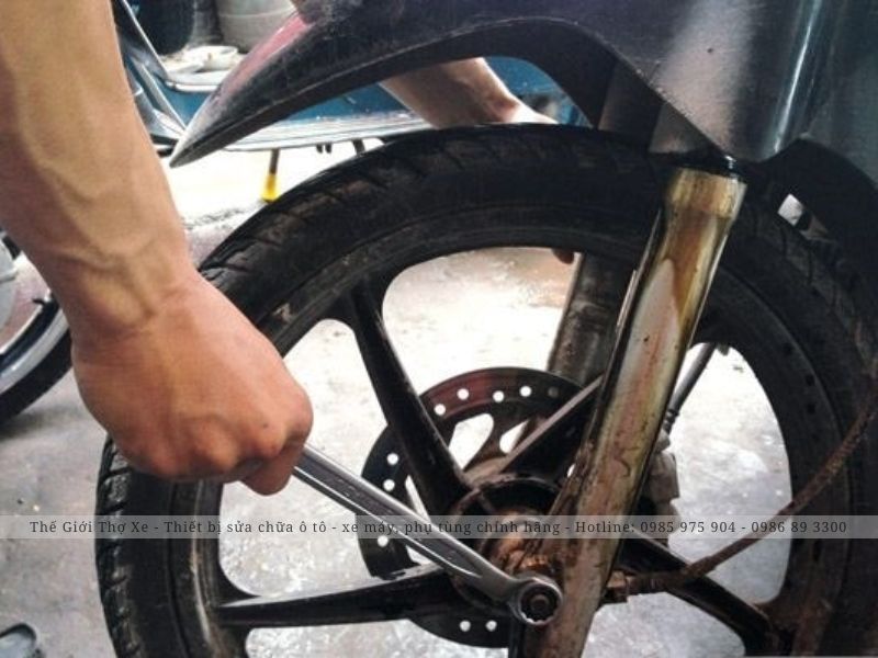 Dầu thủy lực tràn bên ngoài vỏ phuộc 