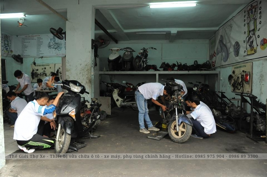 Thợ sửa xe máy có thể làm việc tại nhiều cửa hàng/ Head sửa xe 