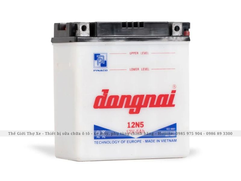 Ắc quy nước có chứa axit H2SO4 lỏng với nồng độ thích hợp 