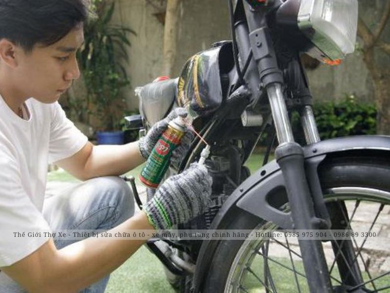 Thao tác sử dụng RP7 xịt sên xe