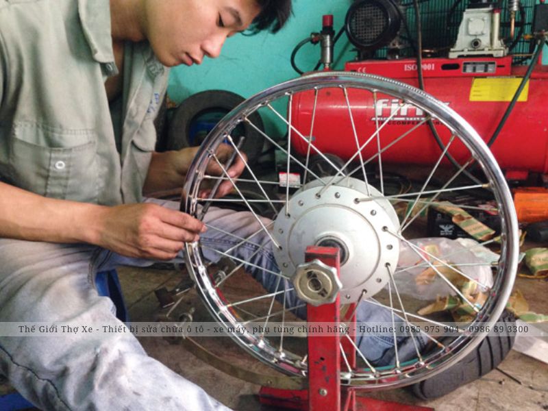 Thực hiện rút căm xe máy 