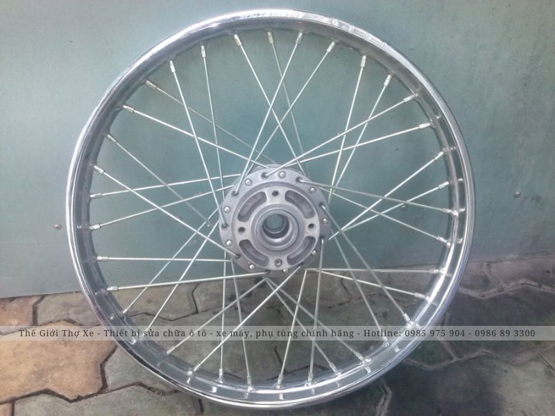 Giá rút căm xe máy phụ thuộc vào loại xe, tình trạng hư hỏng căm xe 