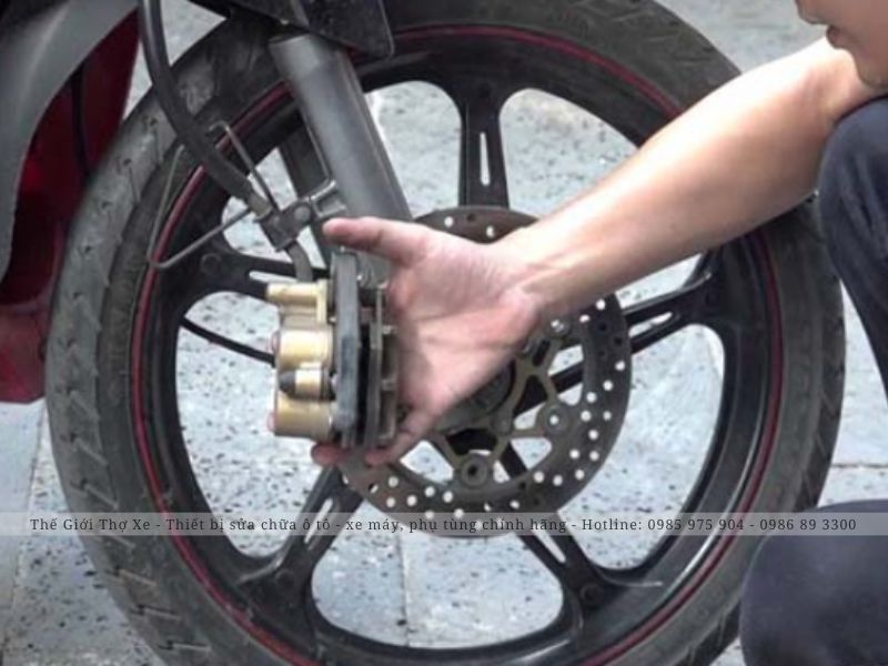 Kiểm tra hư hỏng phanh xe máy 