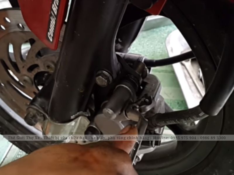 Kiểm tra hư hỏng phanh xe máy 