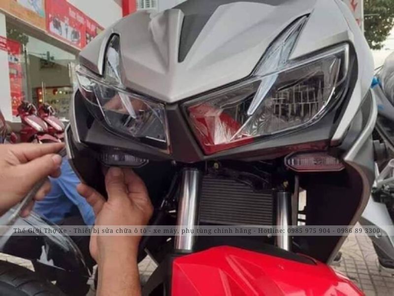 Sửa đèn xi nhan xe máy 