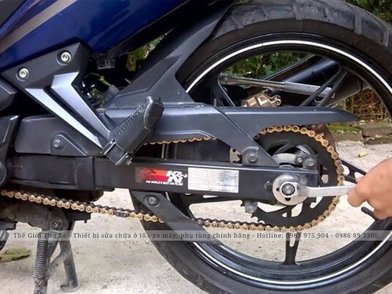 Thường xuyên kiểm tra độ chùng để căn chỉnh và bôi trơn xích phù hợp 