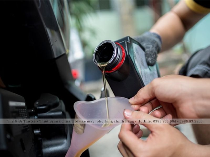 Bạn cần kiểm tra và thay dầu định kỳ cho xe máy 