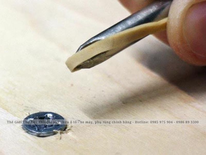 Sử dụng dây cao su mở ốc vít bị toét đầu 