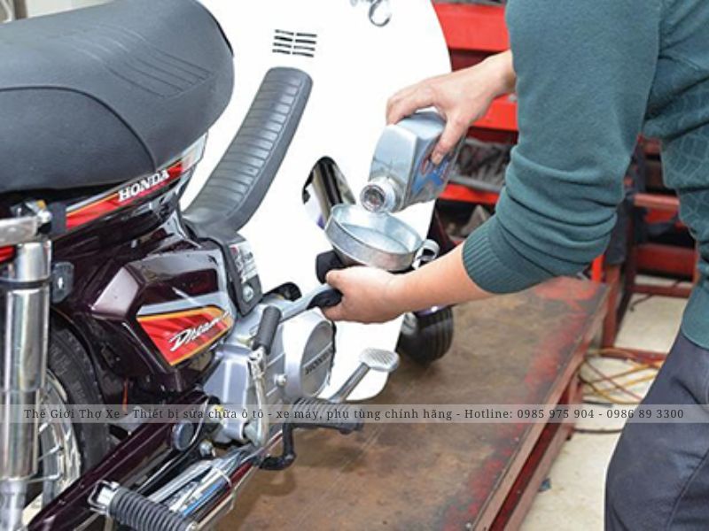 Cần thay nhớt có độ nhớt phù hợp, đảm bảo tiêu chuẩn 