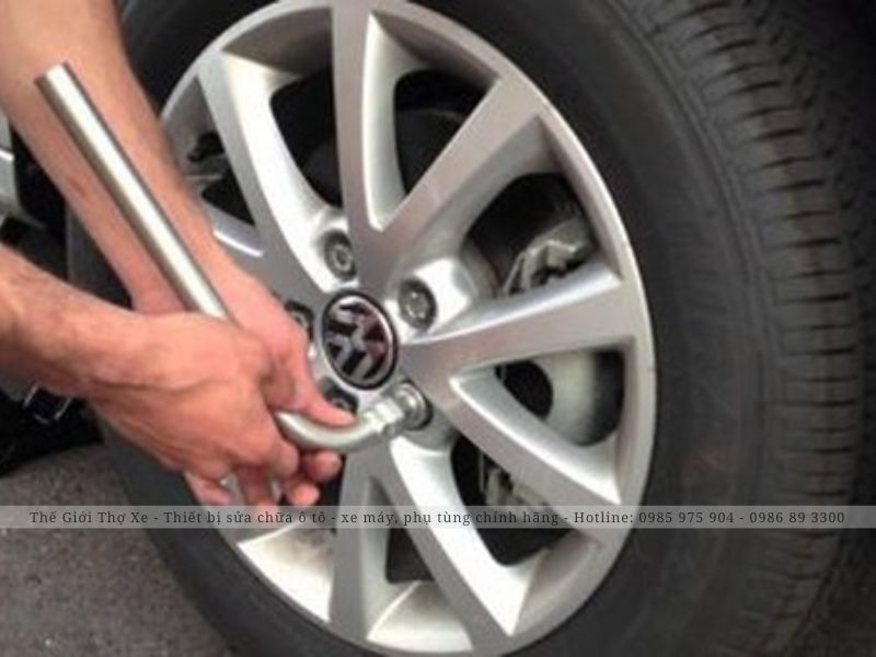 Cần thường xuyên kiểm tra ốc bánh xe ô tô để đảm bảo an toàn
