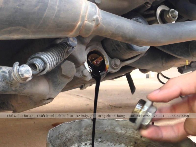 Cần thao tác thay nhớt xe máy đúng kỹ thuật, đảm bảo vệ sinh 