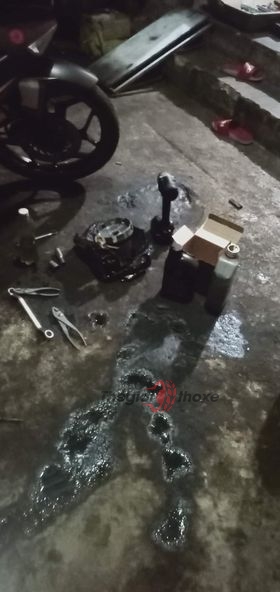 Thợ đã tháo cuộn điện để kiểm tra