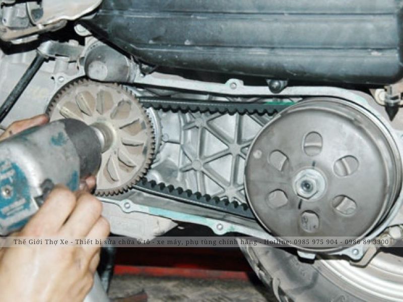 Nên thay dây curoa xe tay ga khi có những dấu hiệu hư hỏng, hao mòn 