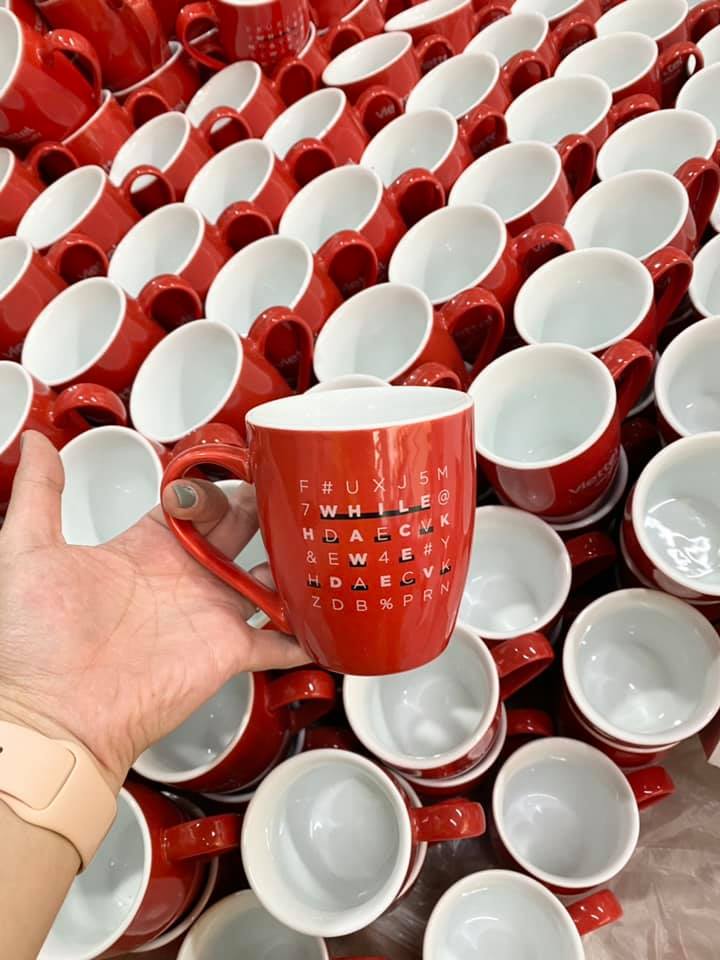 Cốc sứ in logo Gốm sứ Linh Miêu chất liệu sứ cao cấp thiết kế sang trọng và tinh tế phù hợp làm quà tặng doanh nghiệp