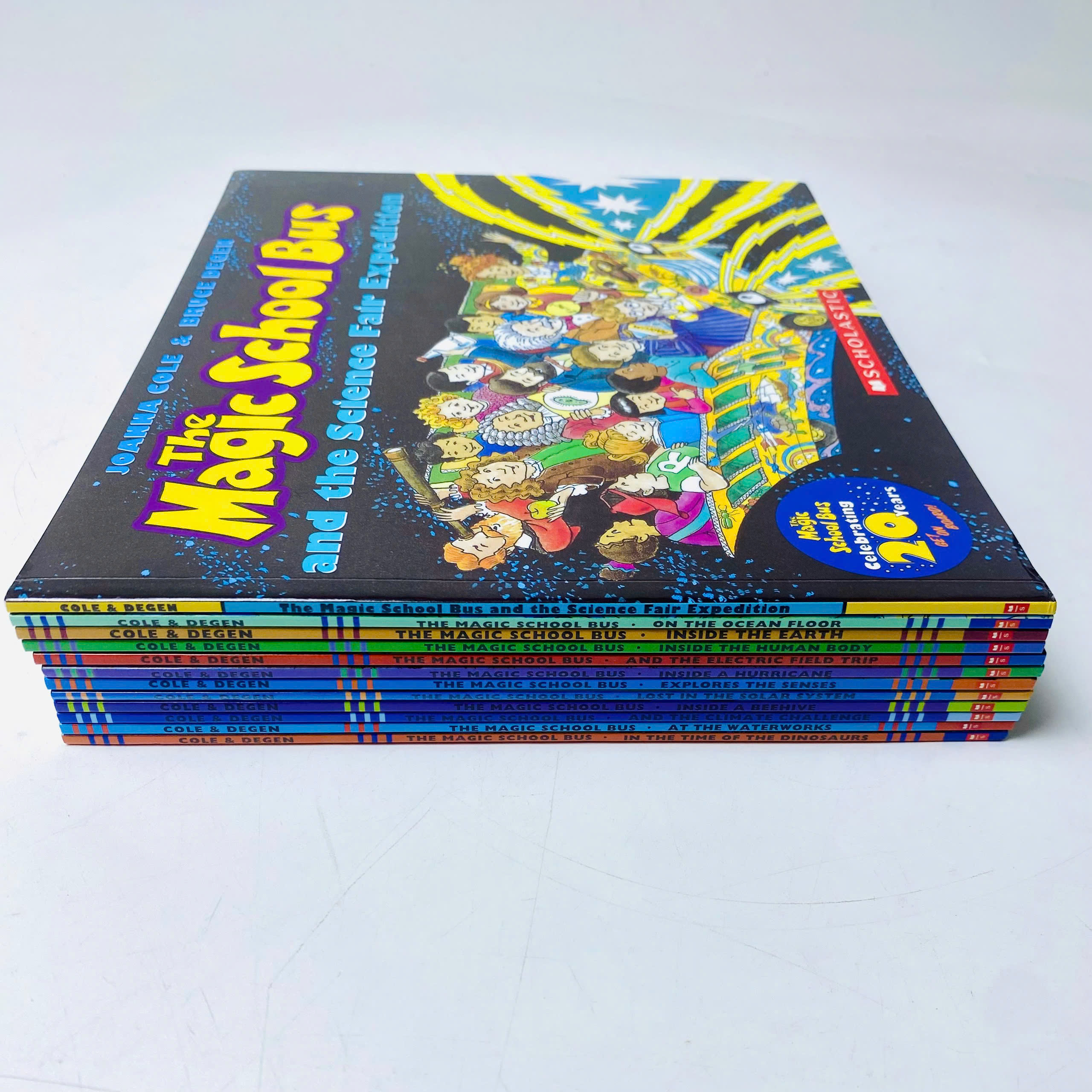 Magic School Bus (Sách nhập khẩu) - Bộ 12 quyển kèm file nghe