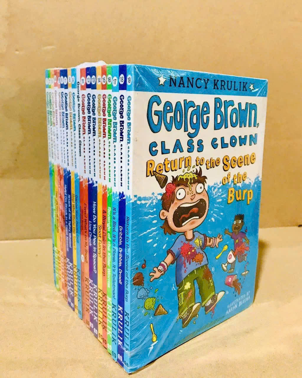 G𝐄𝐎𝐑𝐆𝐄 𝐁𝐑𝐎𝐖𝐍 𝐂𝐋𝐀𝐒𝐒 𝐂𝐋𝐎𝐖𝐍 - 𝟏𝟗 𝐓𝐀̣̂𝐏 George Brown, Class Clown là một bộ truyện hài hước và đầy thú vị dành cho thiếu nhi, được viết bởi Nancy Krulik. Câu chuyện xoay quanh nhân vật chính George Brown, một cậu bé với tính cách vui nhộn và những tình huống dở khóc dở cười ở trường học.