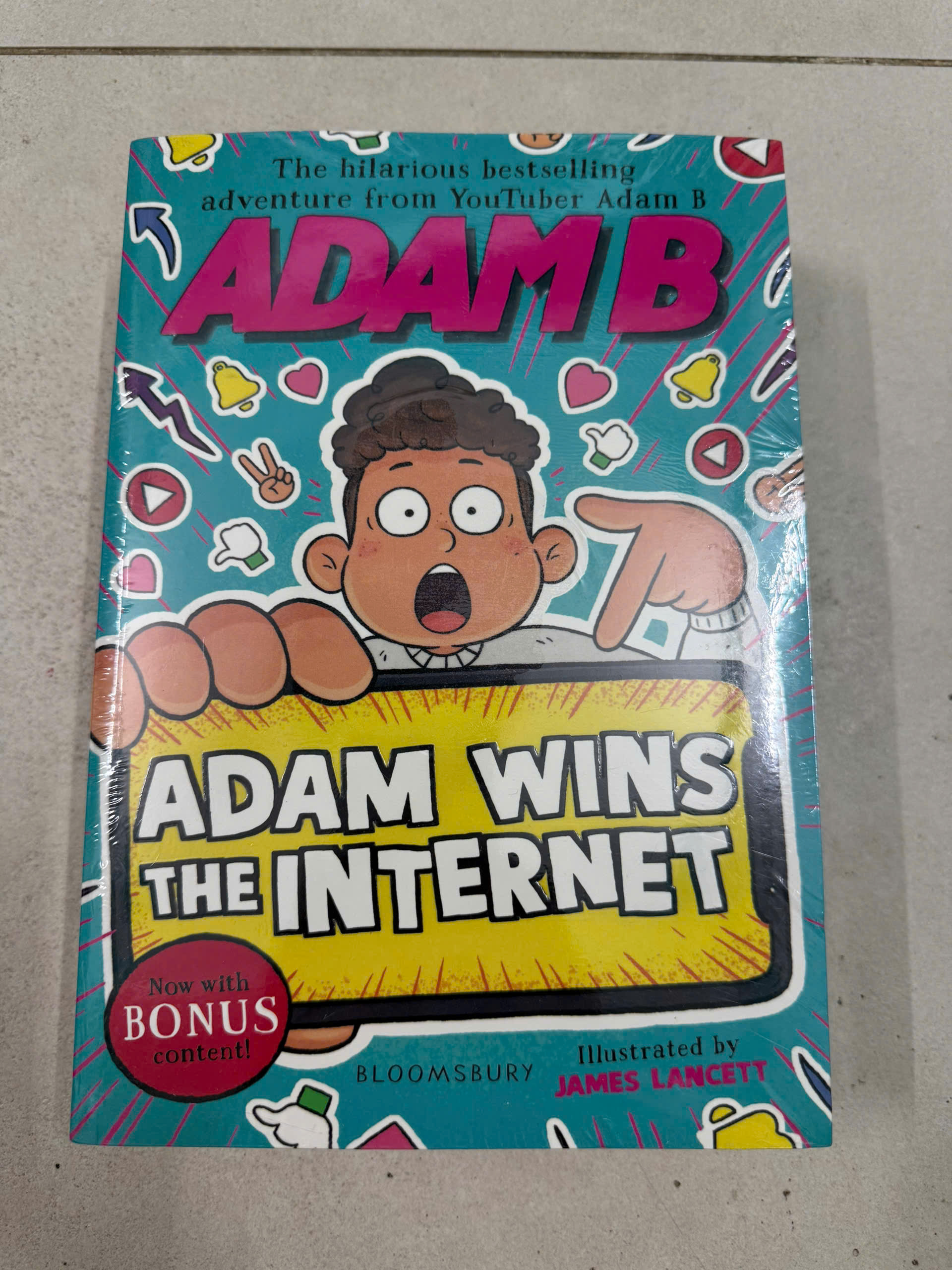 “Adam Wins the Internet” và “Adam Destroys the Internet” là hành trình siêu hài hước của cậu bé Adam – người luôn mơ ước nổi tiếng trên mạng, nhưng rồi bị cuốn vào những rắc rối “khó đỡ” khi Internet… phản công! 🤯
